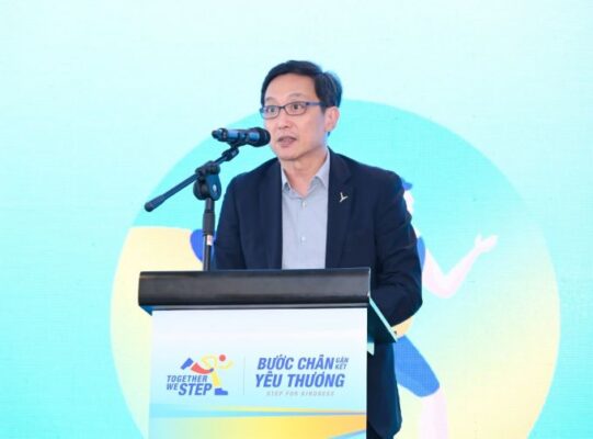 Ông Ronald Tay, Tổng Giám đốc CLD (Việt Nam), phát biểu tại buổi họp báo giới thiệu chiến dịch Bước chân gắn kết yêu thương. Ảnh:CLD